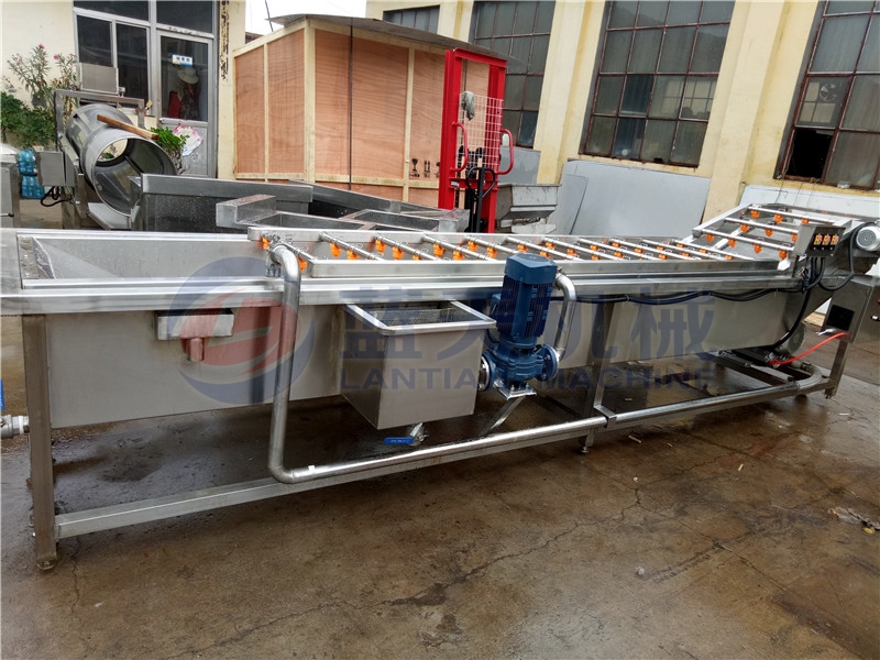 Our cucumber washing machine is very popular with customers because of its simple operation.