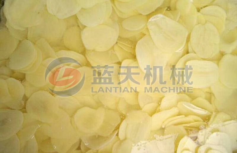 Potato chips can be dried by our potato chips dryer machine for long-term storage.